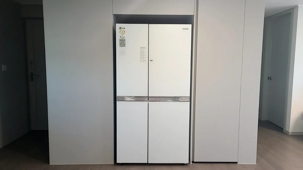 신축아파트-주방-흰색냉장고가-보이는-냉장고장