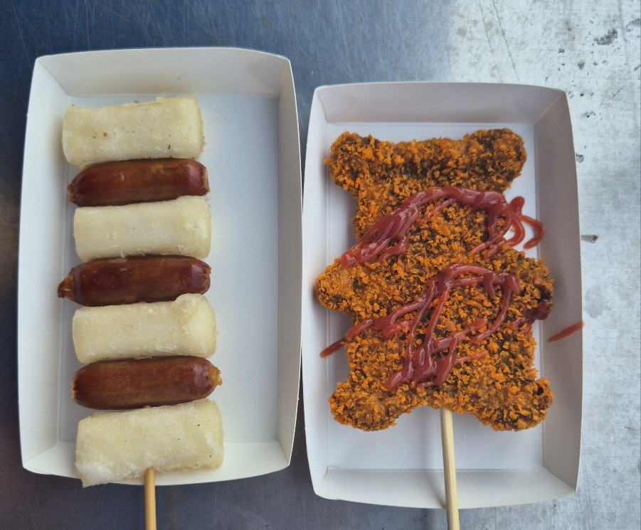 피카츄돈까스에 가득 뿌려진 케찹