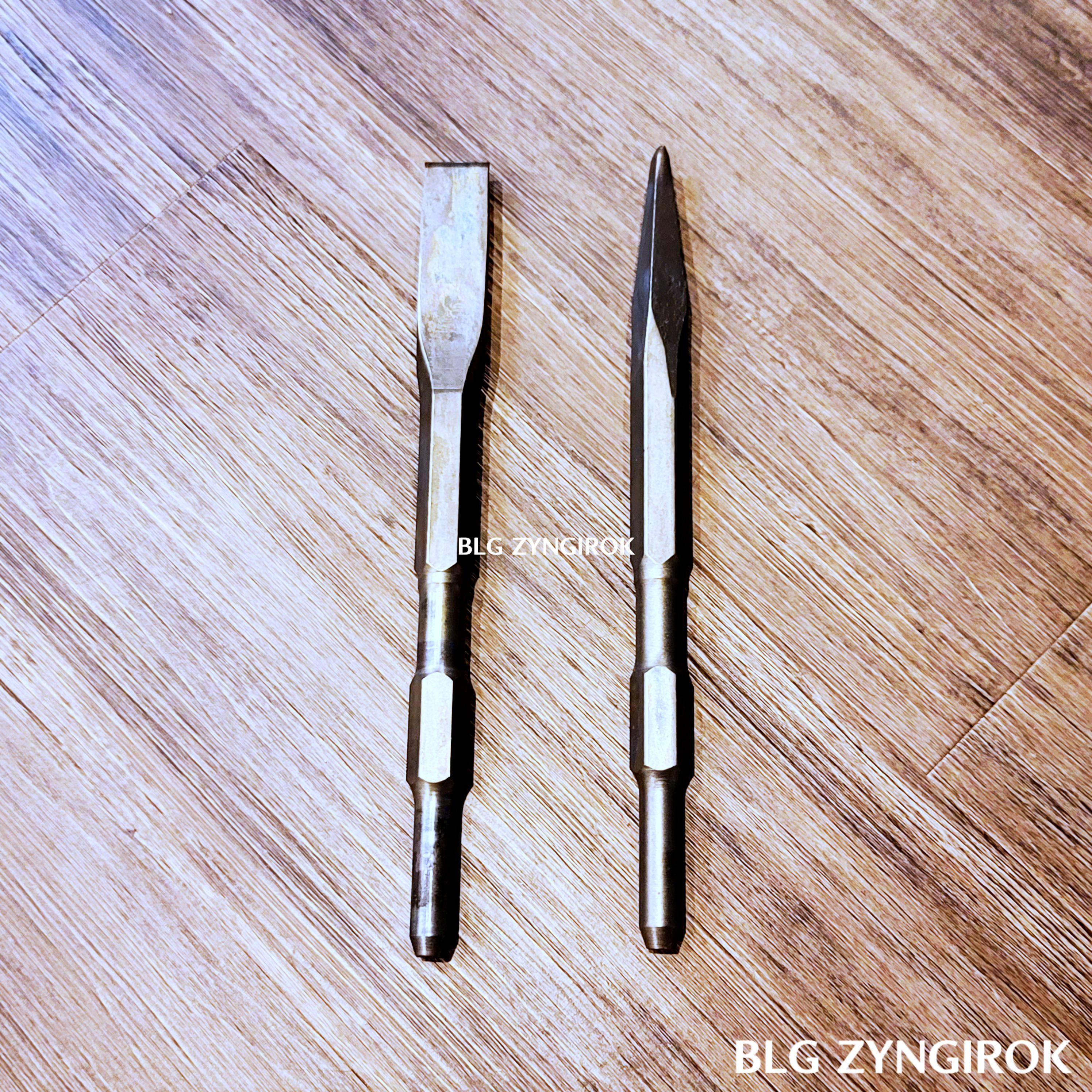 엑스코트 파괴 해머에 쓰이는 해머 두 개가 바닥에 놓여있다.