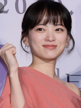 파격적인 노출연기로 데뷔한 현재 최고의 스타