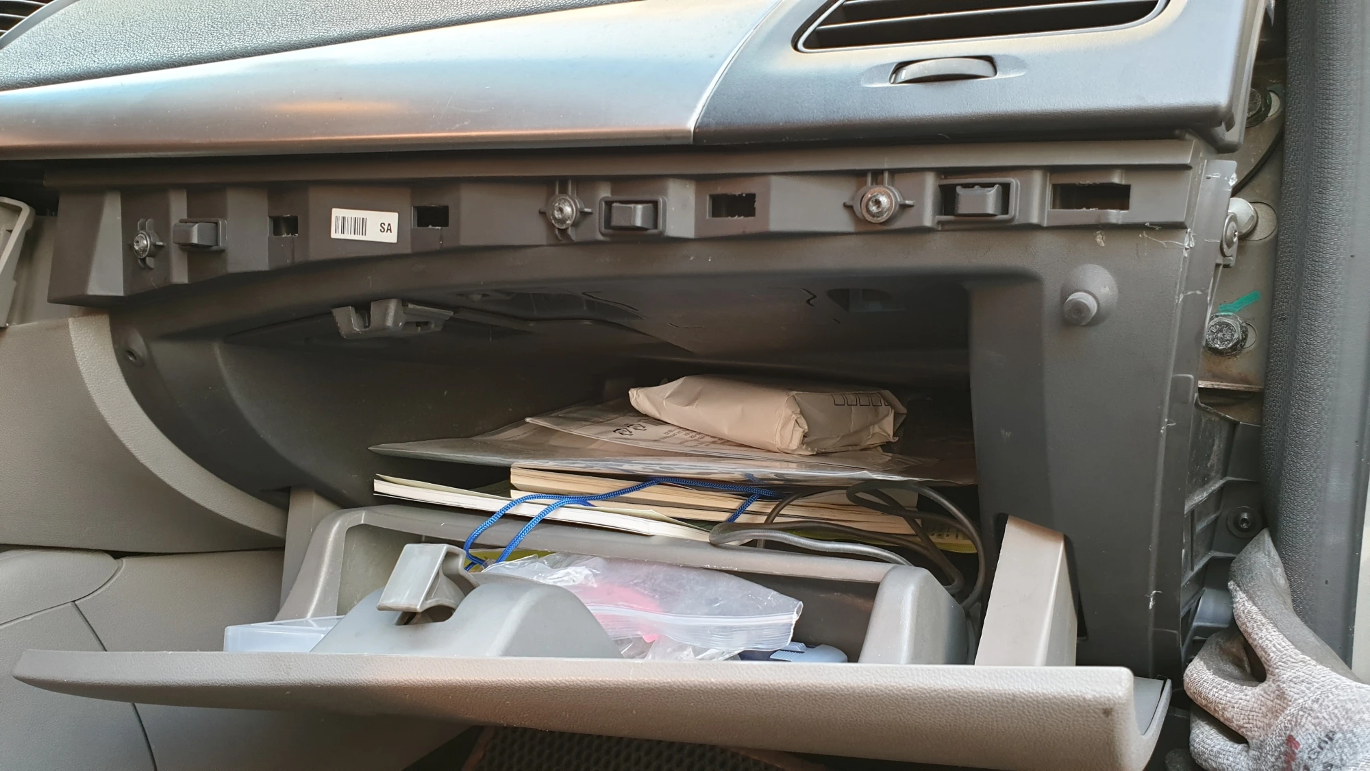 글로브박스 고정