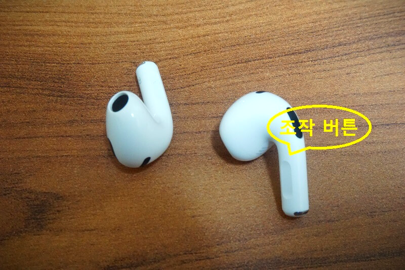 흰색-이어폰을-찍은-사진