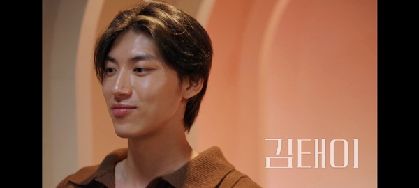 가벼운 미소를 짓고있는 김태이