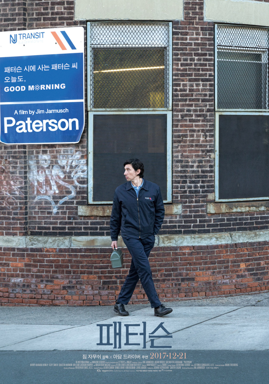 한 남자가 길을 걷다가 뒤를 돌아보고 있다.