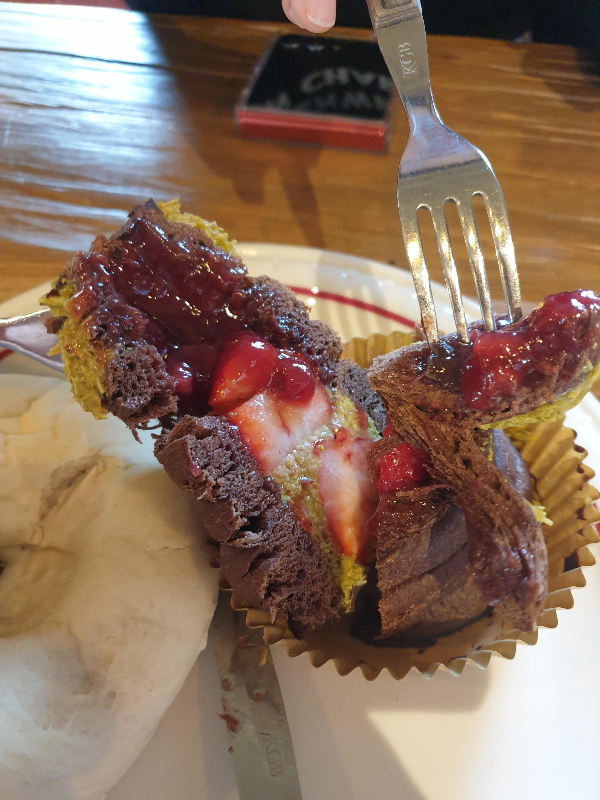 속에 딸기와 파스타치오 스프레드-카다이프가 들어간 딸기 두바이 소라빵