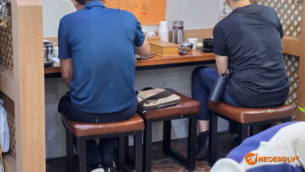 혼밥하는 이들은 위한 좌석도 완비