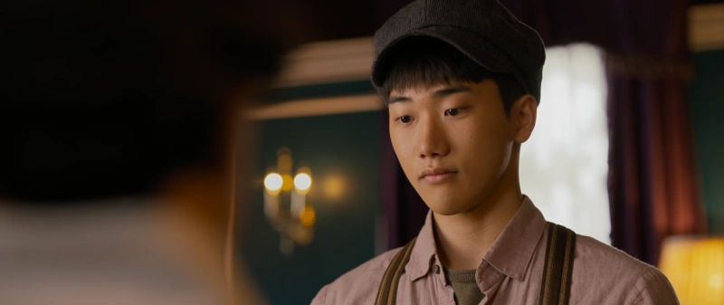 멜빵을 메고 있는 경성크리처의 범오를 연기하는 배우 안지호