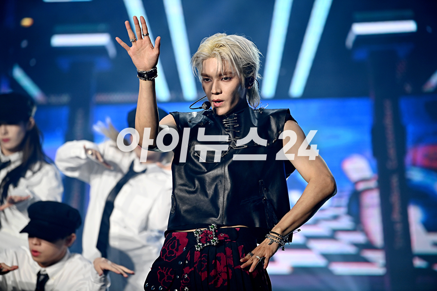 >NCT 멤버 태용이 5일 오후 서울 강남구 논현동 SJ쿤스트할레에서 열린 첫 번째 미니앨범 'SHALALA (샤랼라) 발매 기념 미디어 쇼케이스에서 타이틀곡 '샤랼라' 무대를 선보이고 있다. [사진=곽영래 기자]