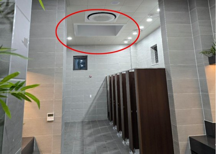 동그라미 친 부분이 수동휴게소 화장실 유리 천장. 낮시간 채광을 위해 설계됐지만 밤이 되면 유리에 화장실 안이 다 비친다.