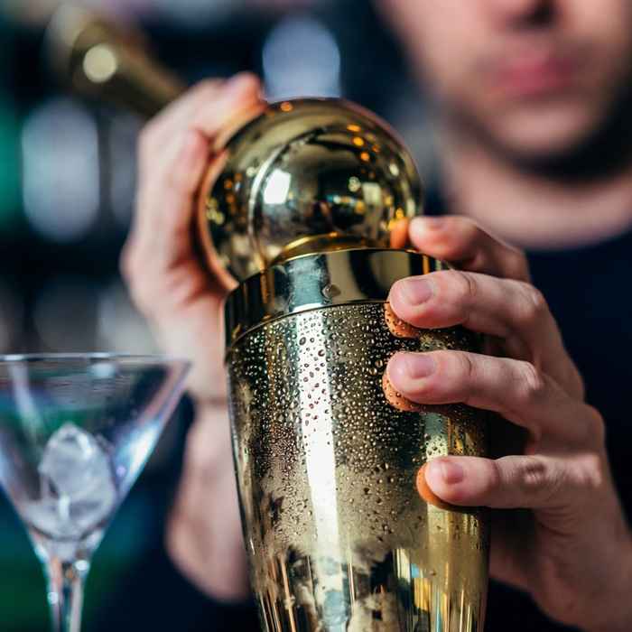 황금색 셰이커를 이용해 재료를 부드럽게 혼합하는 퀸즈 칵테일 제조 과정