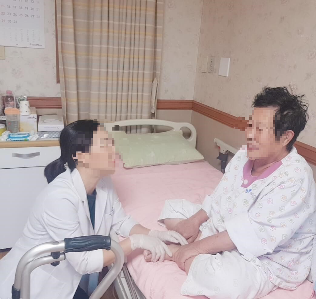 호스피스 병동에서 말기암환자와 소통하는 의사