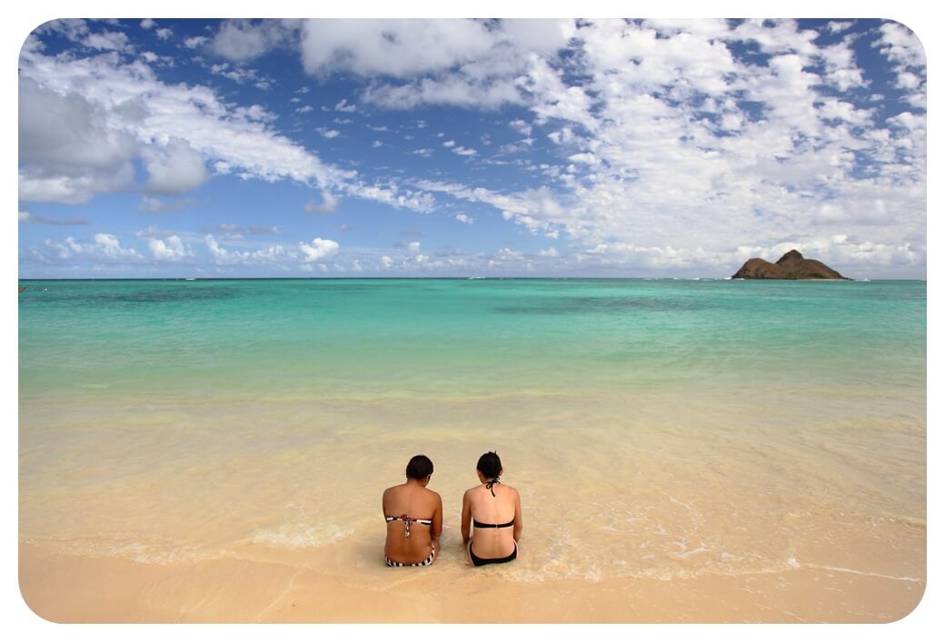 라니카이-비치-낮에-앉아있는-여자-두명-찍은-사진