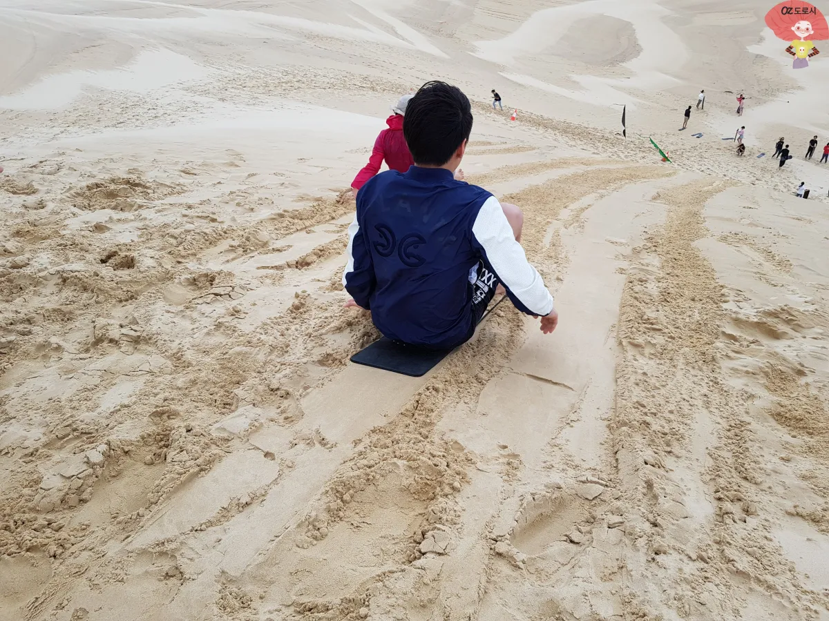 호주-시드니-근교여행-포트-스테판-모래언덕을-썰매타고-내려오는-조카