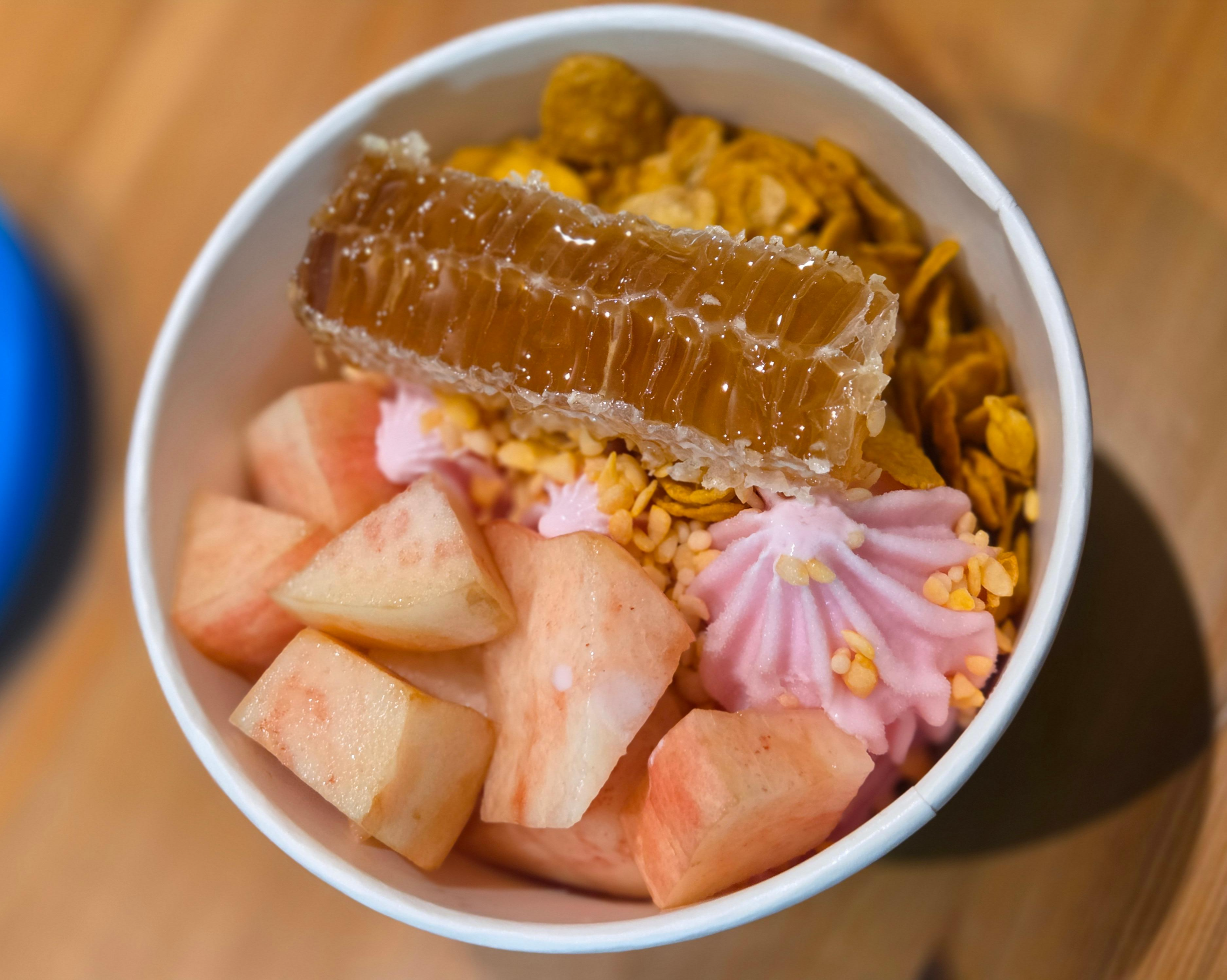 납작복숭아 허니피치월드 아이스크림 클로즈업&amp;#44; 꿀벌집과 복숭아 조각&amp;#44; 시리얼 토핑