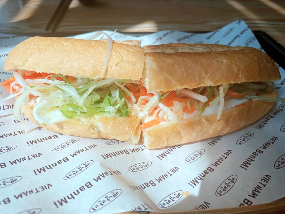 계란반미 2등분 모습, 키오스크에서 2등분 요청할수 있습니다