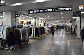 고속터미널 지하 쇼핑거리 사진입니다.
