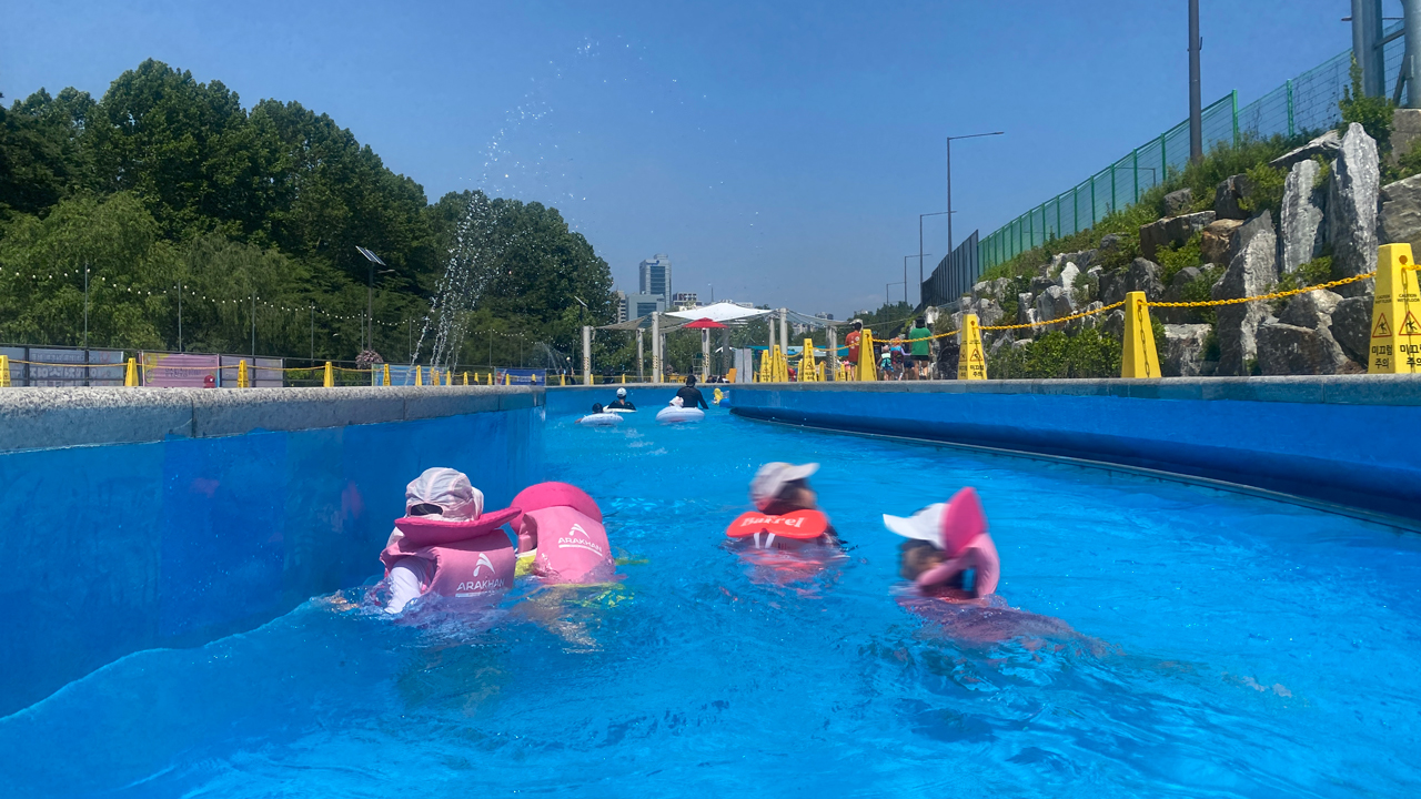 아이들이 유수풀에서 물의 흐름에 따라 즐기고 있다