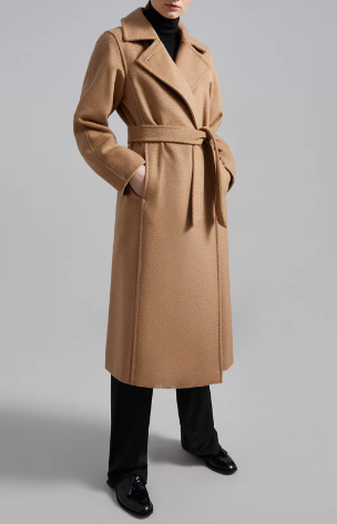 막스마라(Max Mara) 이탈리아 브랜드로, 고급스러운 여성 의류로 잘 알려져 있습니다.