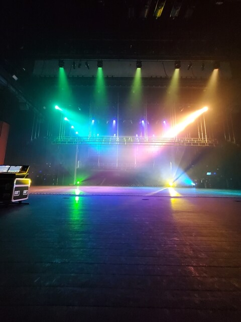 비하인드 더 스테이지 조명 쇼