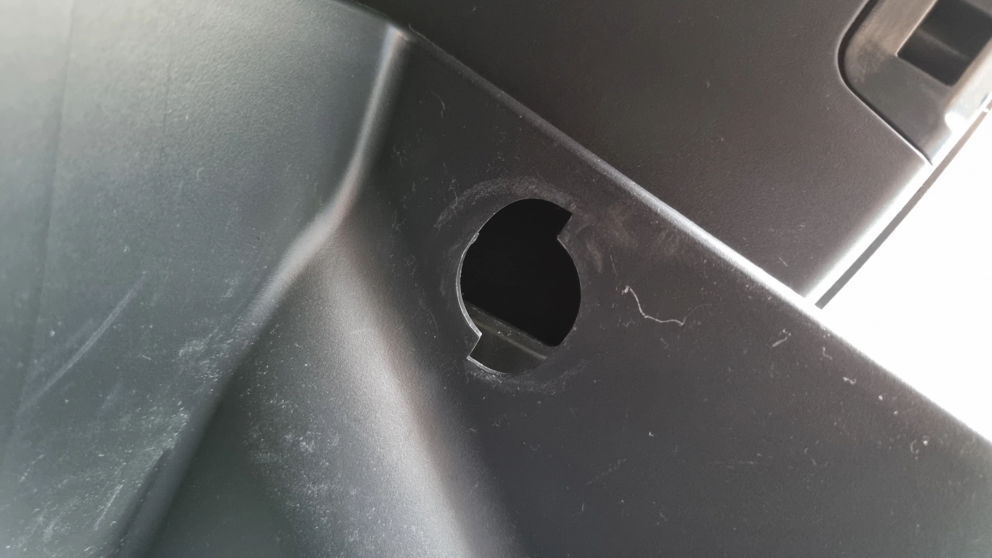 글로브박스 걸쇠 끼우는 구멍