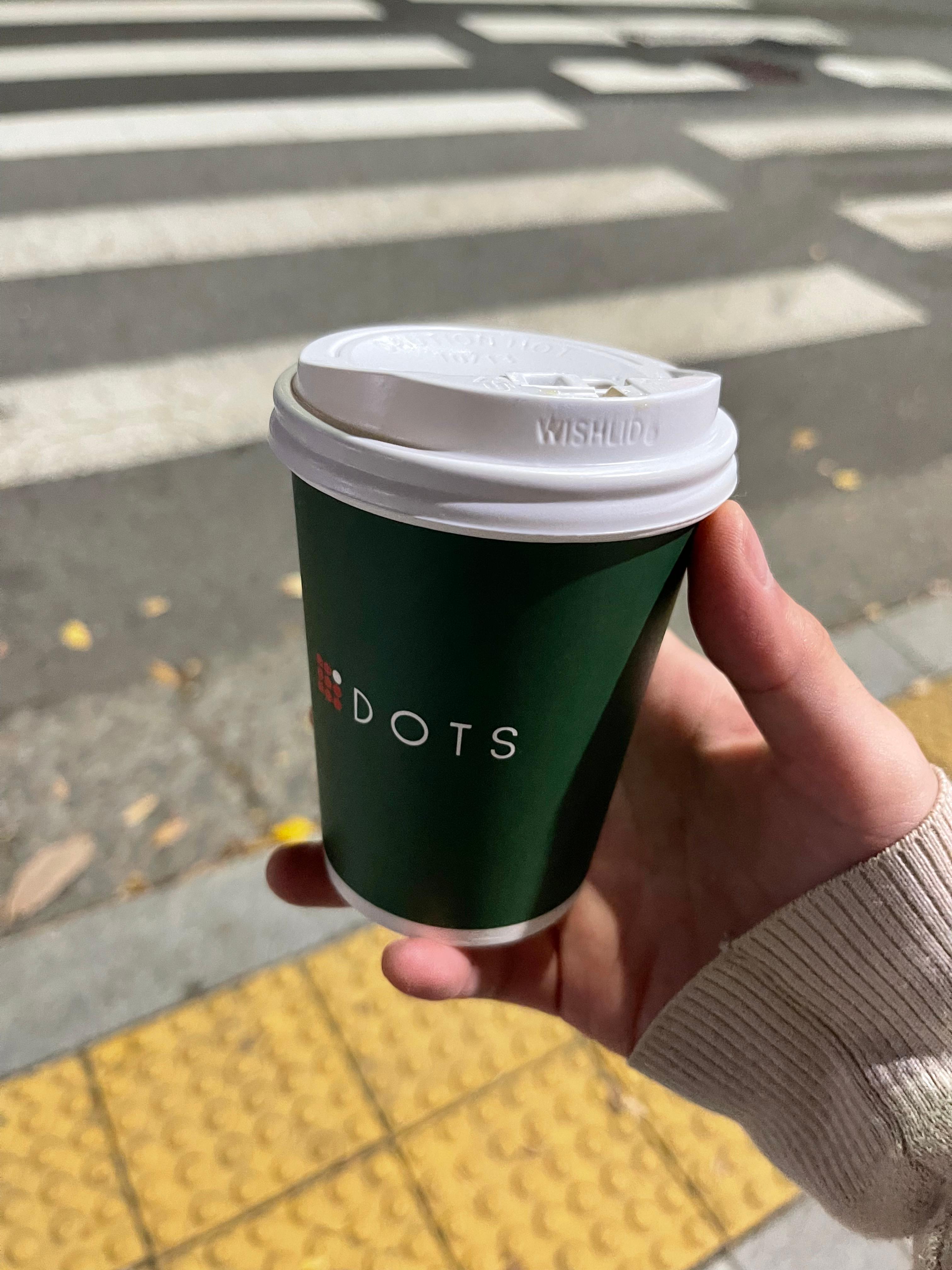 테이크 아웃 잔에 담아온 쟈스민 향 커피