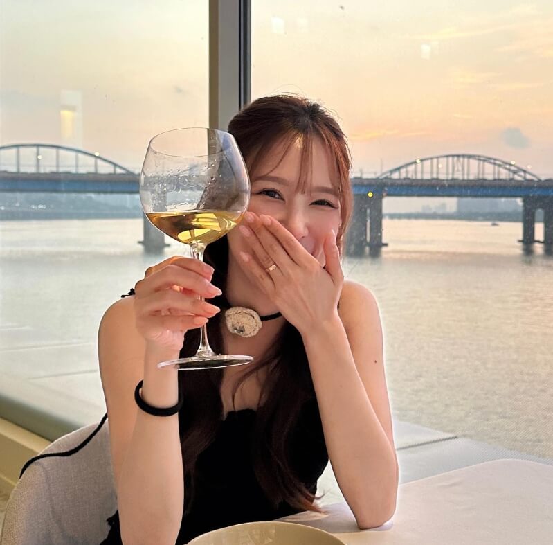 음료잔을들고있는-여성의모습