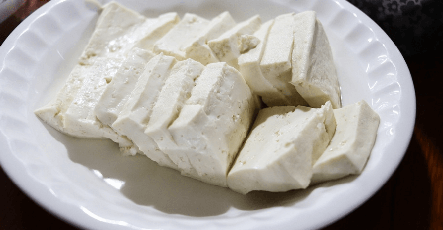 종이 접시에 두부가 놓여 있다