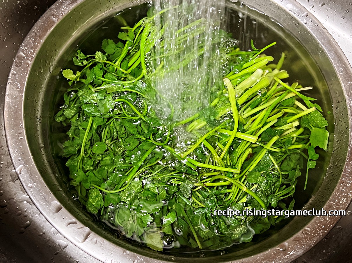 데쳐진 미나리를 찬물에 식히는 사진