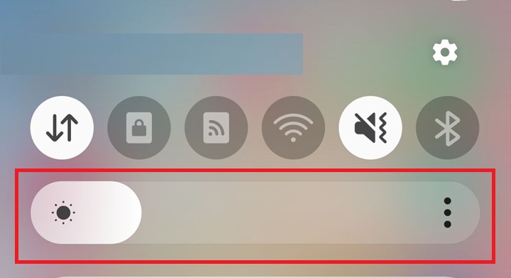화면 상단에 밝기 조절바 보임