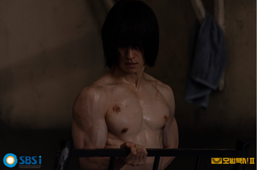 이제훈 근육질 몸매 식스팩