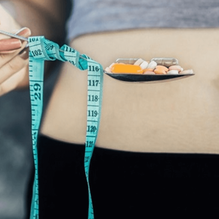 노화로-인해-겉모습으로-드러난-체지방을-감소하기위해-다이어트-보조제-먹는-중년여성