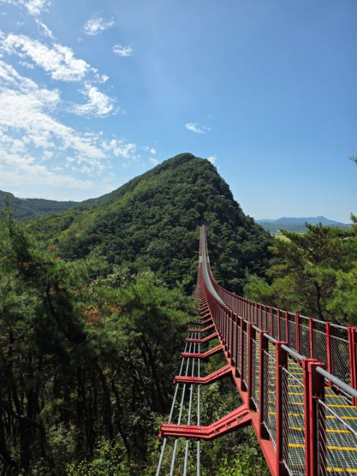 순창 채계산 출렁다리 붉은 난간과 철망 바닥