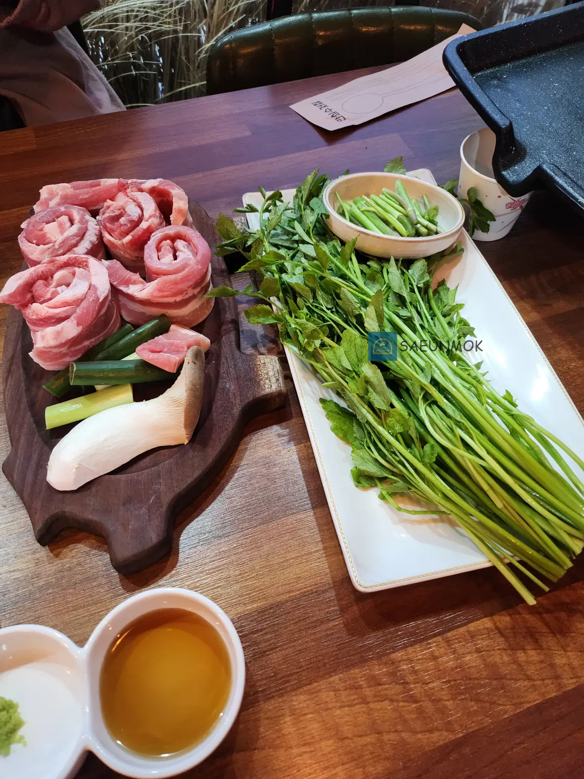 미나리-삼겹살-미돼지-고기와-미나리사진