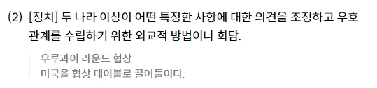 원탁에 둘러앉아 서로 다과를 나누며 편안하게 대화하는 사람들