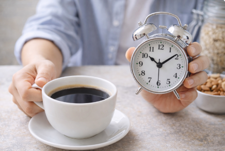 커피마시는 장면