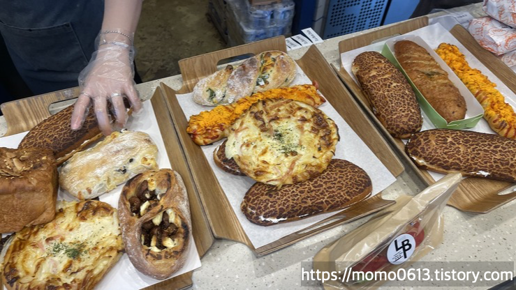 맛있어보이는-빵을-모두-주문해서-먹어보기