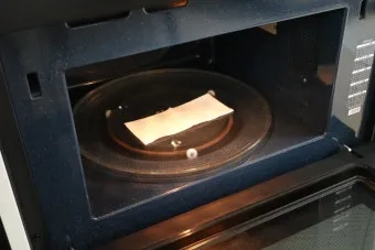 찌든 때부터 냄새까지 전자레인지 청소 레몬 식초로 간편하게 해결 완벽 관리_8