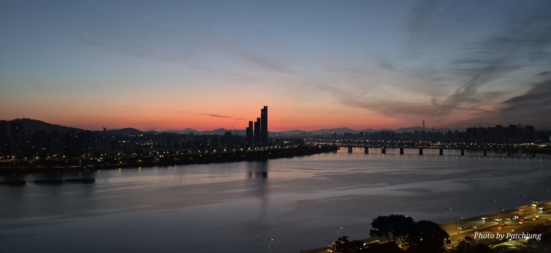 2026년 4월 29일 수요일, 흑석동 아크로리버하임에서 바라본 강렬한 붉은 여명과 한강의 새벽 전경