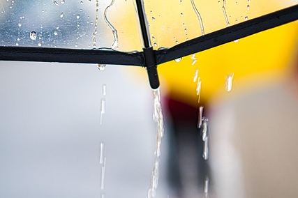 비 오는 날 필수템! 방수 우의 vs 우산 비교&amp;#44; 어떤 게 더 좋을까?