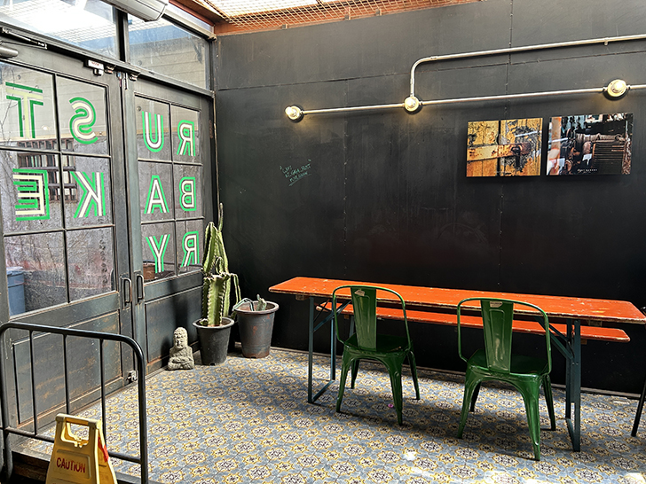 러스트-베이커리-입구-테이블