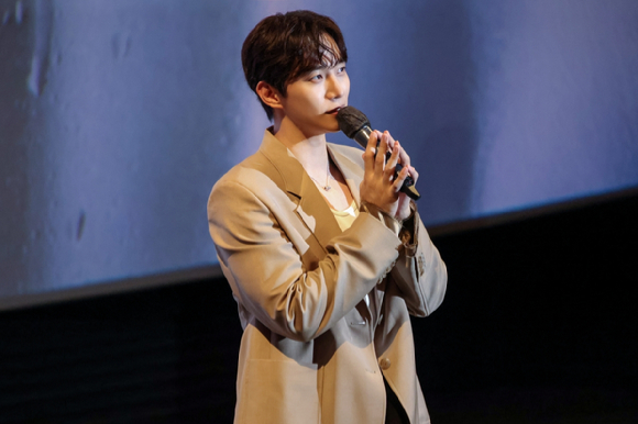가수 겸 배우 이준호가 단독 콘서트 실황 영화 무대 인사에서 팬들을 만나고 있다. [사진=JYP엔터테인먼트]