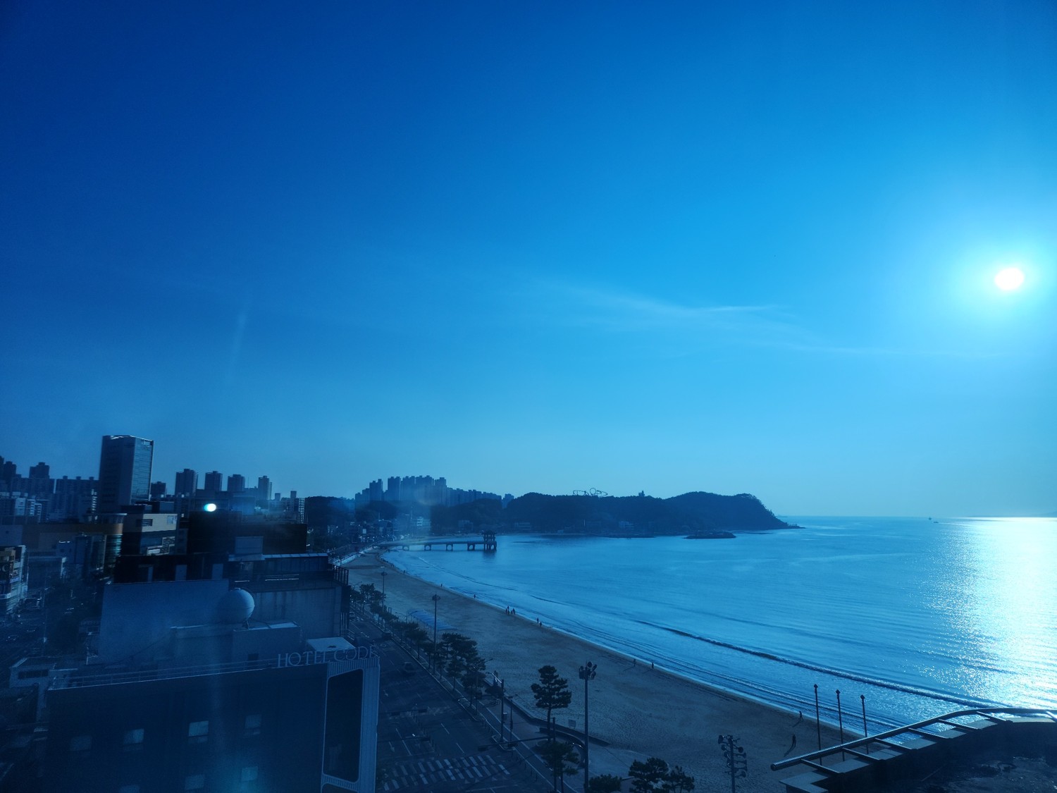 숙소에서 바라본 새벽의 해변 모습