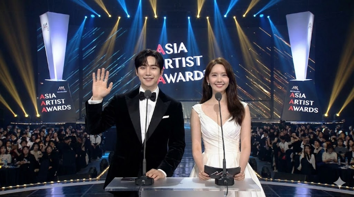 AAA 2025 시상식에서 이준호와 임윤아가 나란히 서서 웃고 있는 투샷