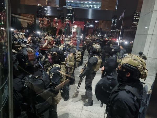 공수부대원들이-국회를-장악하고-있는-사진입니다.