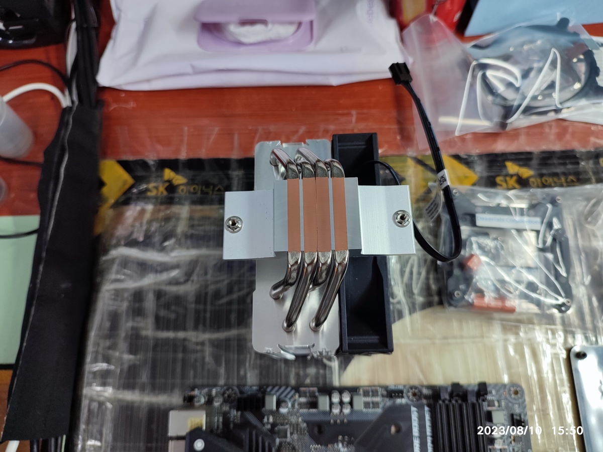 AG400 공랭 타워 쿨러 CPU 닿는 면의 매끄러운 상태 확인