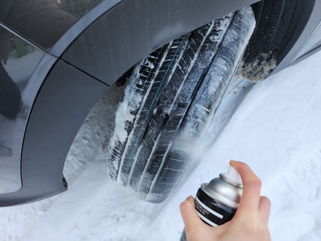 스프레이 체인을 바퀴에 뿌리는 모습