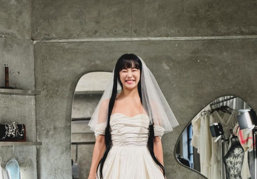 이번에 혼전임신을 발표한 랄랄가 웨딩드레스를 입고 웃고있다.