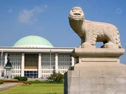 대한민국 청와대의 모습. 우측에는 해태 동상도 있다.