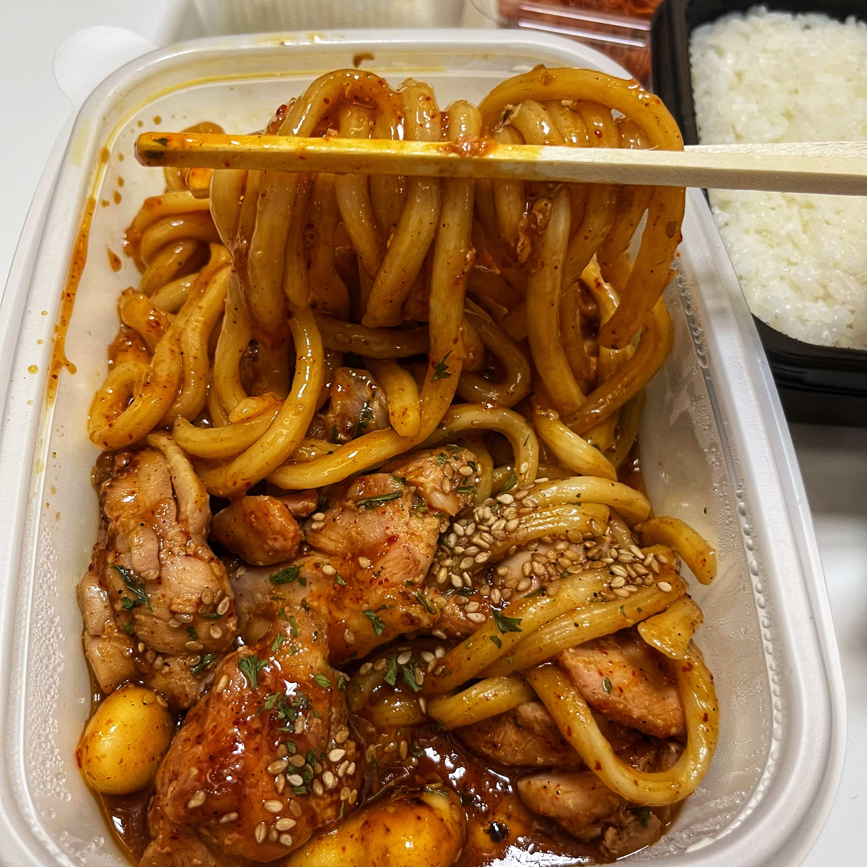 이것은 숯불양념치킨에 들어가는 우동사리 사진입니다.