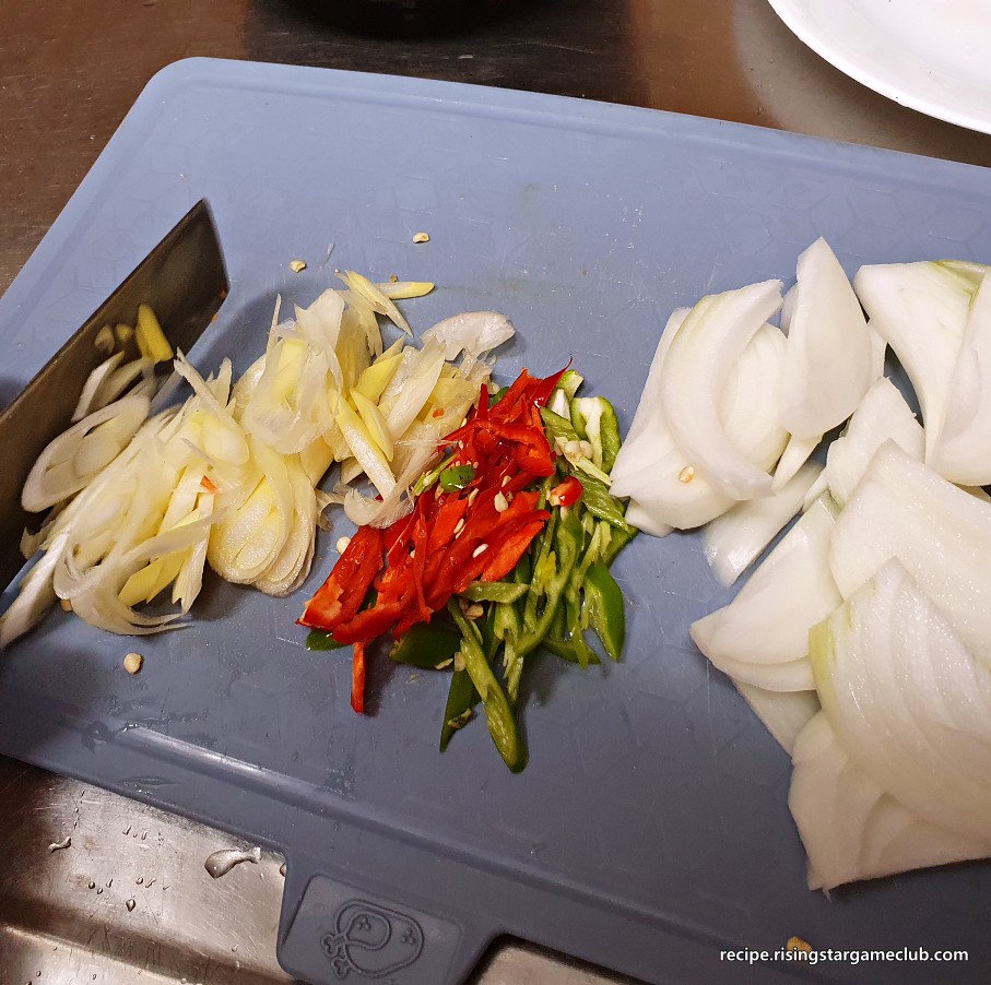 호박 볶음에 들어갈 파를 채 써는 사진